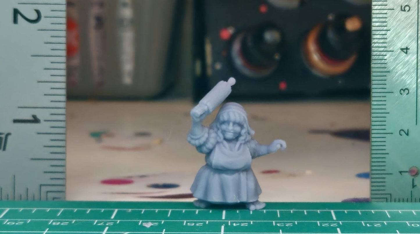 Halfling Baker Miniature - by Vae Victis Miniatures